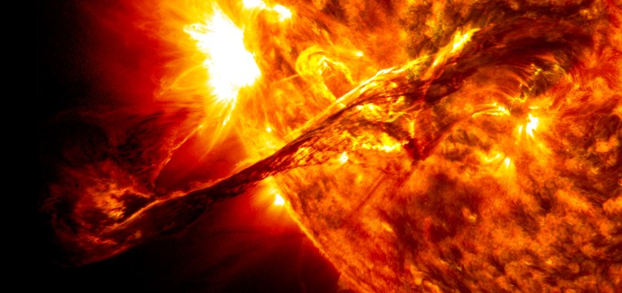 Sluneční erupce vymrští do vesmíru nepředstavitelné množství energie. Až ji namíří na Zemi, budeme mít velké problémy
