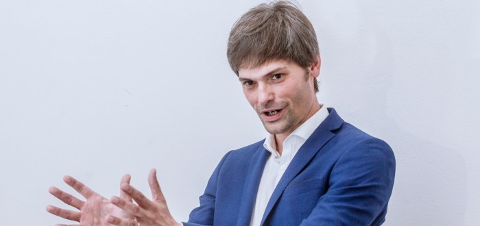 Marek Hilšer vystudoval mezinárodní vztahy a medicínu na Univerzitě Karlově
