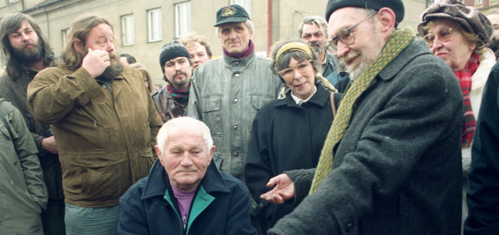 Když se Bondy s o šestnáct let starším Hrabalem poprvé setkal, nevěděl o něm prakticky nic