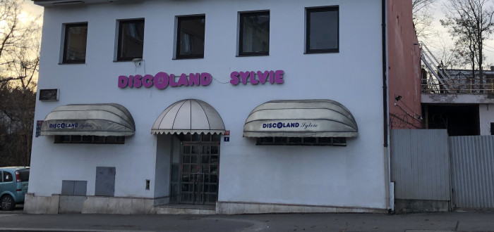 Discoland Sylvie byl v roce 2022 v seriálu Devadesátky