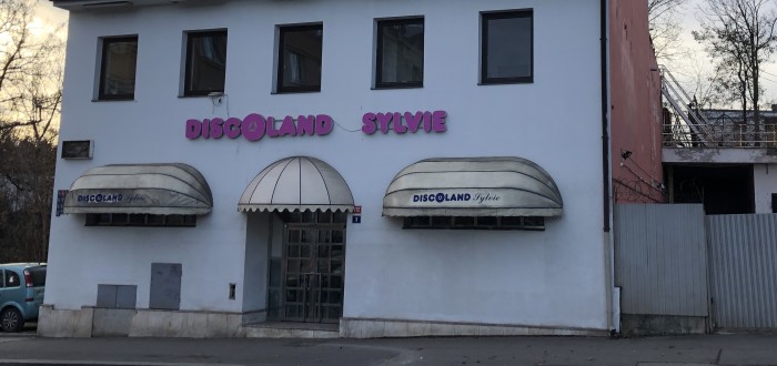 Discoland Sylvie byl v roce 2022 v seriálu Devadesátky
