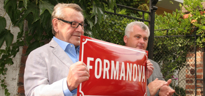 V režisérově rodné Čáslavi je Formanova ulice na počest jeho otce, vlastence, který zahynul za druhé světové války