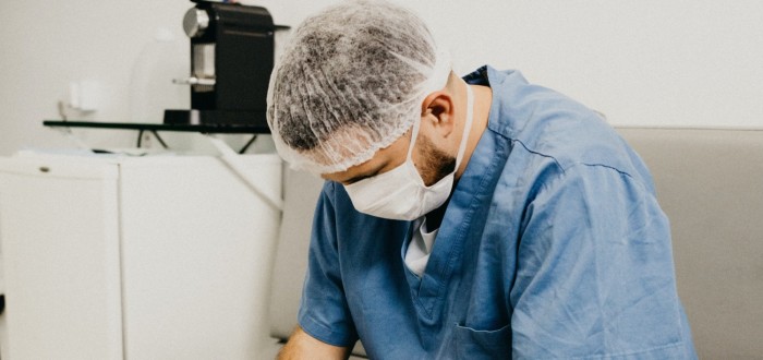 Muži trpí při covidu třikrát víc než ženy