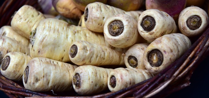 Kořen pastináku (lidově pastiňák) lze ale od mrkve velice snadno rozlišit, má totiž mnohem výraznější chuť a bledší zabarvení