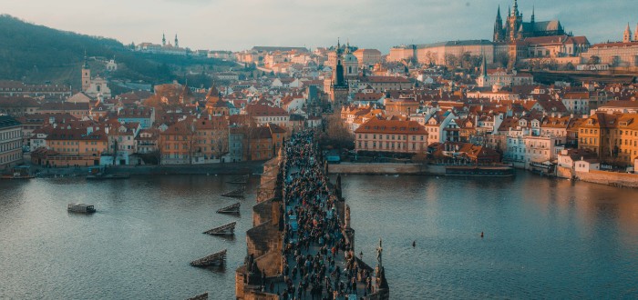Turisté na Karlově mostě. Uvidíme ještě něco takového a pokud ano, tak kdy?
