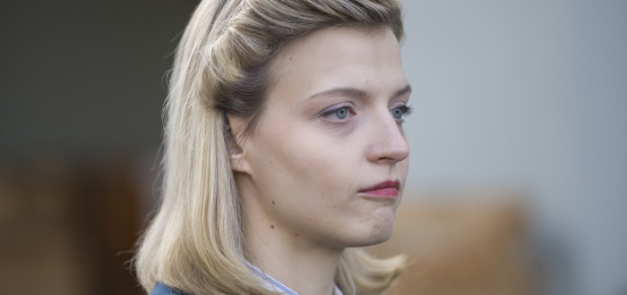 Alena to teď nemá vůbec jednoduché. Gruber ji používá jako nástroj k ovládnutí Zlaté labutě