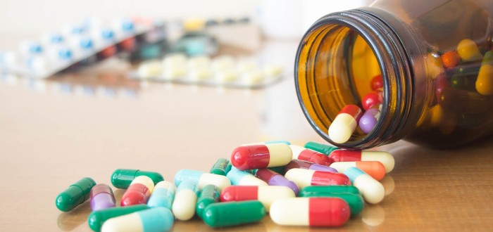 První skutečně účinné objevené antibiotikum pocházelo z plísně. Francouzský doktor Ernest Duchesne zaznamenal už v roce 1896 fakt, že určité plísně rodu štětičkovec ničí bakterie