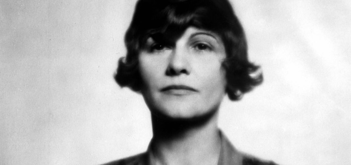 Coco Chanel tehdejší společenské normy nezajímaly, měla krátký účes a nosila pánské oblečení