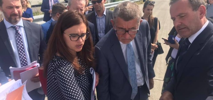 Hejtmanka Jermanová i premiér Babiš by na těch silnicích rádi makali. Jaksi se ale pořád nedaří