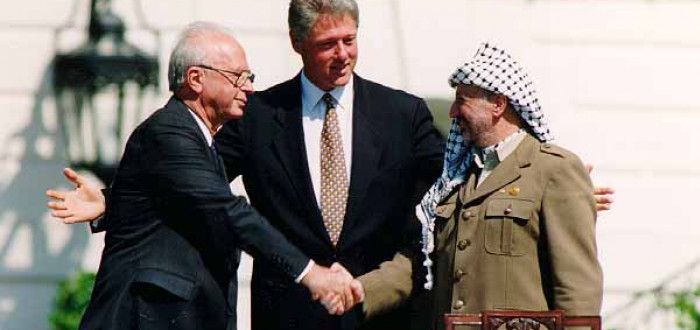 Rabin Yasser, Bill Clinton a Jásir Arafat. Moment, kvůli kterému dostal terorista Nobelovu cenu za mír