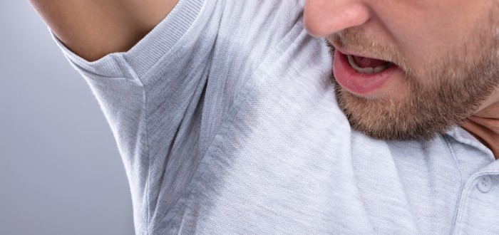 Pot připomínající pach hnijícího masa může být symptomem kapavky