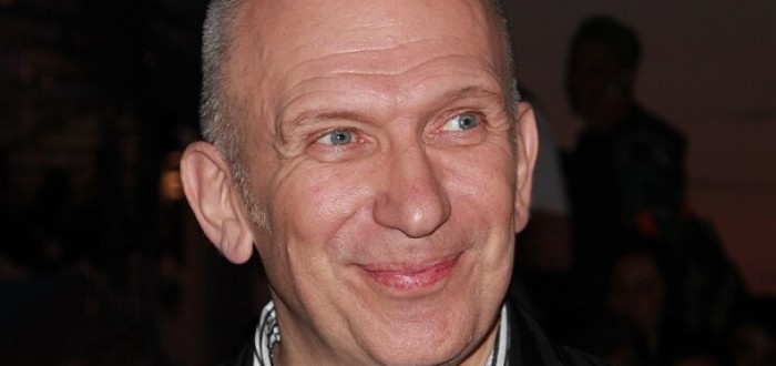 Jean Paul Gaultier vytvořil řadu provokativních modelů – nekonformní trenčkoty, korzety a podprsenky, pruhované svetry a taky něco pro Madonnu