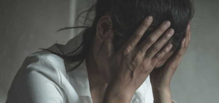 Člověku, který spáchá trestný čin znásilnění, hrozí vězení po dobu dvou až deseti let. Pokud tímto způsobem poškodí nezletilé dítě nebo těhotnou ženu, bývají sankce daleko větší