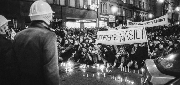 Nechceme násilí a Máme holé ruce... 
