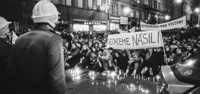 Nechceme násilí a Máme holé ruce... 