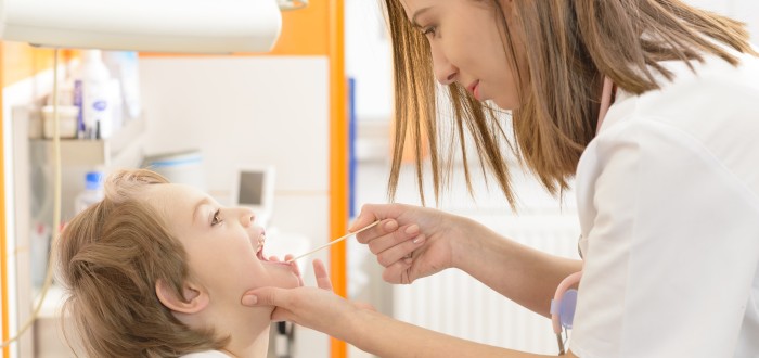 Streptokoková infekce skupiny A se může projevovat mimo jiné také malými tečkami na patře v ústní dutině