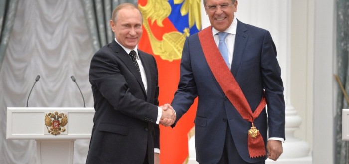 Ruský ministr zahraničí Sergej Lavrov a prezident Vladimir Putin. Oba si jen se Západem hráli, aby jej později obelstili