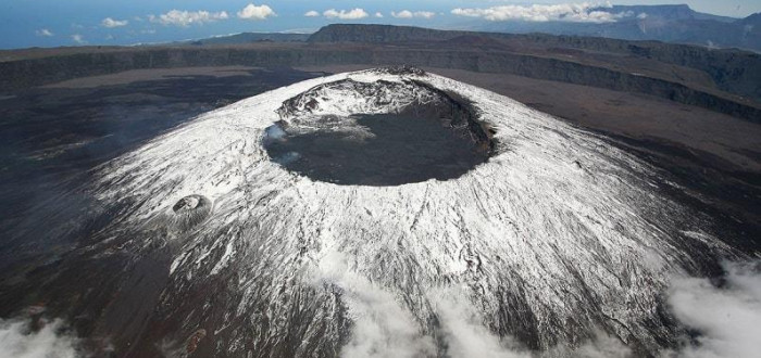Stále činná sopka Piton de la Fournaise na ostrově Réunion je jistě zajímavým místem, které láká k navštívení