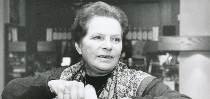 Jiřina Švorcová byla velmi věrná tehdejšímu režimu, a tak komunističtí představitelé nedali jinak, než že hlavní roli v seriálu Žena za pultem dostane právě ona