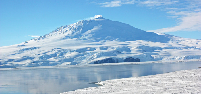 Sopka Mount Erebus byla objevena v roce 1841 britským průzkumníkem Jamesem C. Rossem