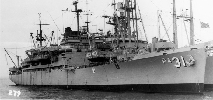 USS Monrovia s dobře viditelnými čluny na palubě