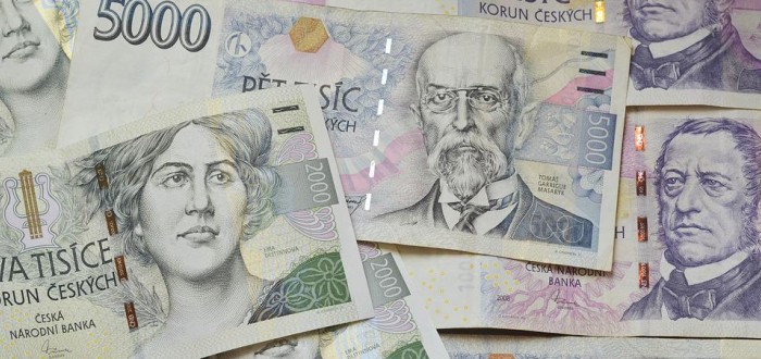 Pětitisícová bankovka má viditelně užší "kovový" pruh. Jde tedy o vzor, určený k výměně...