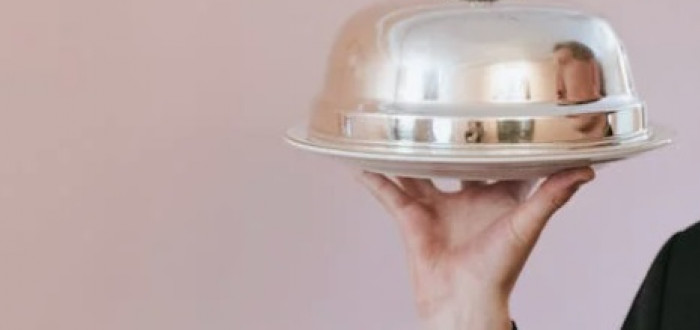 Normalizační král pražské mafie Alexandr Tersián pracoval jako číšník předtím, než nastoupil u Státní bezpečnosti. Základní vzdělání si doplnil na Střední odborné škole ministerstva vnitra Felixe Dzeržinského v pražské Vinoři