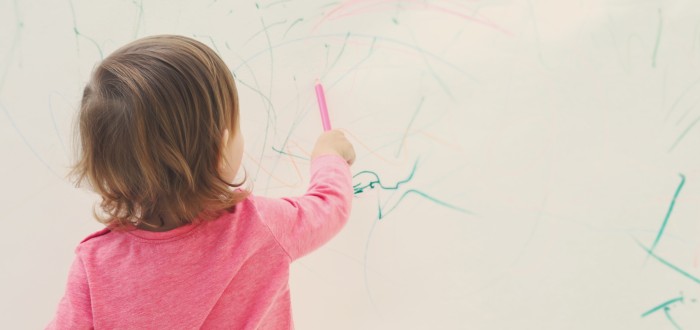 S odstraněním voskovek ze zdi vám pomůže fén a hadřík z mikrovláken