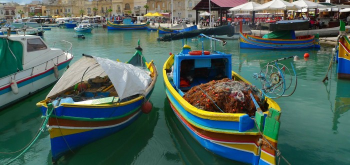 Pohled na rybářské lodě na maltském ostrůvku Gozo