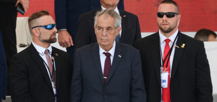 Prezident Miloš Zeman se nám ukazuje v nové roli - protiputinovsky naladěný a podporující Ukrajinu. Můžeme mu jeho proměnu věřit?