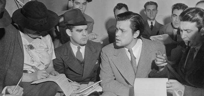 Orson Walles pod palbou novinářů se omlouvá za způsobenou paniku