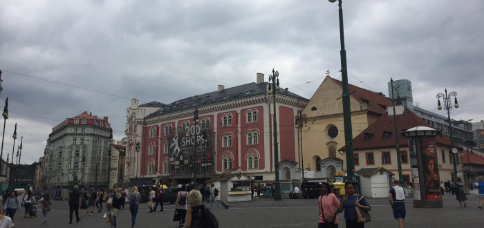 Prostoru vládnou obchodní zájmy Pražanů, ale také turistů
