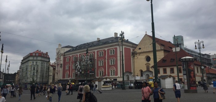 Prostoru vládnou obchodní zájmy Pražanů, ale také turistů