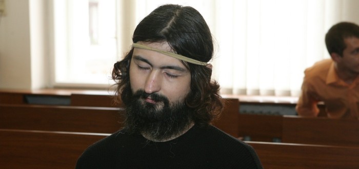 Timur Treťjakov před soudem v roce 2008. Od té doby se hodně změnil, jak ukazuje dokument