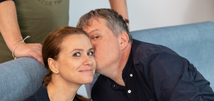 Zuzana Vejvodová a Tomáš Jeřábek hrají manžele, kteří mají ve střídavé péči dvě děti