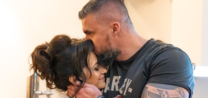 Lucie Bílá se za svalovce schovala, když prchala před novináři, a zrodila se láska