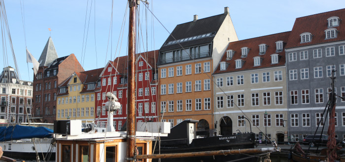 Nyhavn je proslulý vodním kanálem a hlavně barevnými domečky