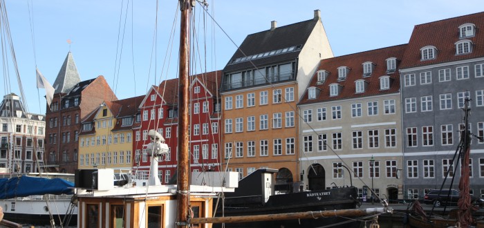 Nyhavn je proslulý vodním kanálem a hlavně barevnými domečky