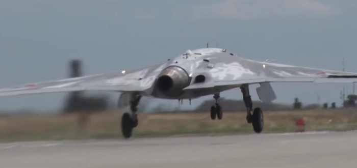 Ruský dron S-70 Ochotnik při startu 