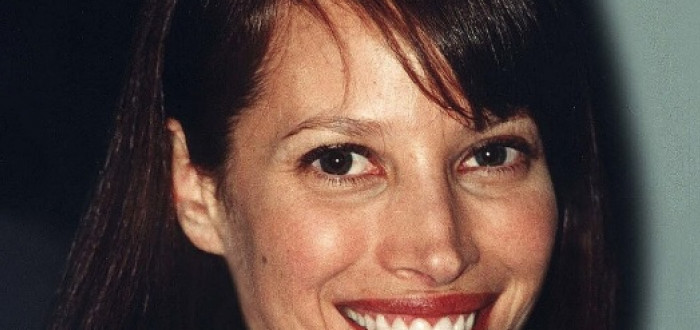 Christy Turlington se v 90. letech připojila ke slavným supermodelkám. Fotila pro značku Calvin Klein a na přehlídkovém mole byla jako doma