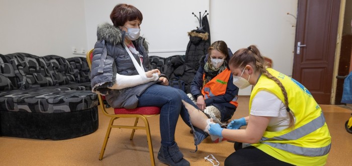 Medici ošetřují uprchlíky na Hlavním nádraží v Praze