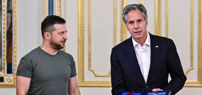 Ukrajinský prezident Volodymyr Zelenskyj svádí statečný boj s ruskou přesilou již rok a půl