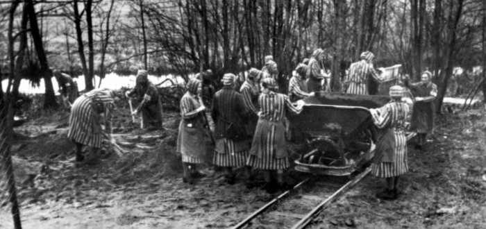 Vězni tvrdě dřeli, ale kápové se měli přece jen o trochu lépe. A za to byli schopni i těch největších zvěrstev