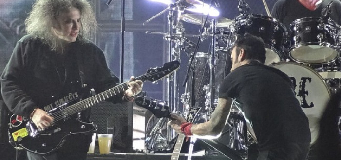 The Cure jsou známí svojí nostalgickou a tak trochu psycho hudbou. Mají na svědomí i řadu skandálů s drogami a výtržnostmi