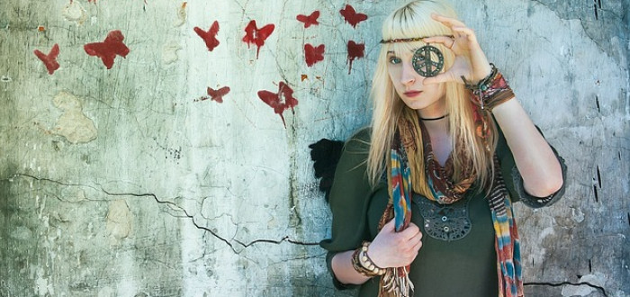 Pro hippie je typický způsob odívání i účes z dlouhých vlasů