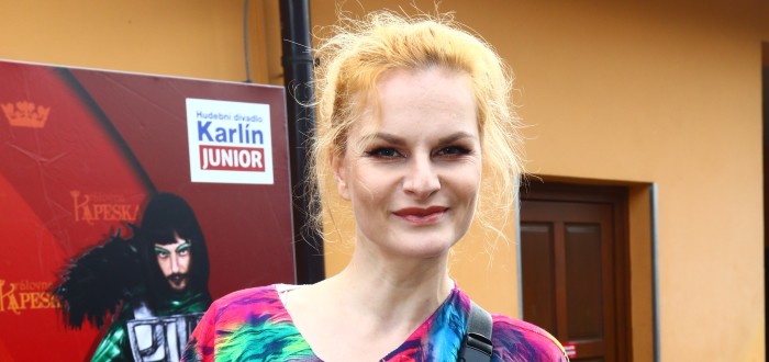 Iva Pazderková se proslavila především účinkováním ve stand-up komedii Na stojáka