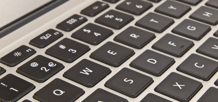 Jedním z nejhlasitějších kritiků QWERTY byl August Dvorak, profesor na universitě v Minnesotě