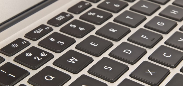 Jedním z nejhlasitějších kritiků QWERTY byl August Dvorak, profesor na universitě v Minnesotě