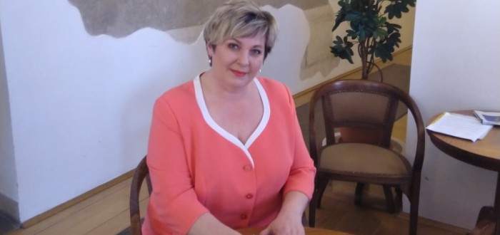 Věra Kovářová do vyšší politiky vstoupila, když byla jako nestranička v roce 2008 zvolena zastupitelkou Středočeského kraje
