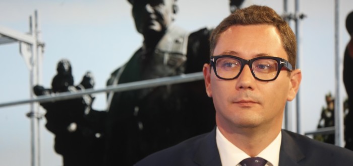Studoval Arcibiskupské gymnázium v Praze, odmaturoval na soukromém Ekologickém gymnáziu. Následně nedokončil studia andragogiky na Filozofické fakultě Univerzity Karlovy v Praze